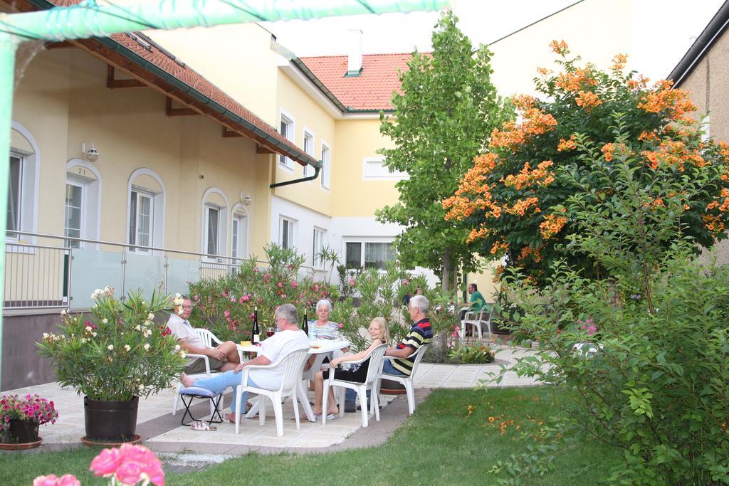 Pension & Weingut Storchenblick Illmitz Exterior foto